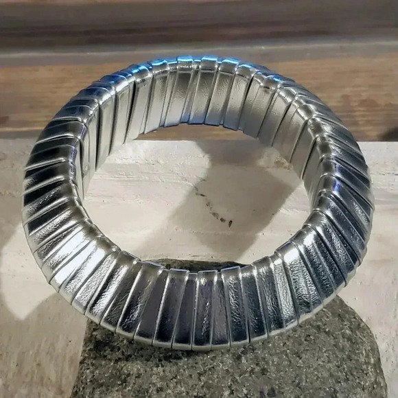 PinkDiva Jewelry - Slick Silver PU Vinyl Wrapped Chunky Retro Geometric Saucer Bangle Bracelet